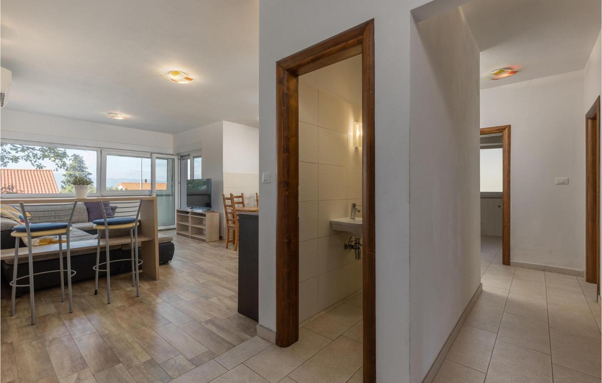 Amazing Apartment In Njivice With Kitchen Ngoại thất bức ảnh
