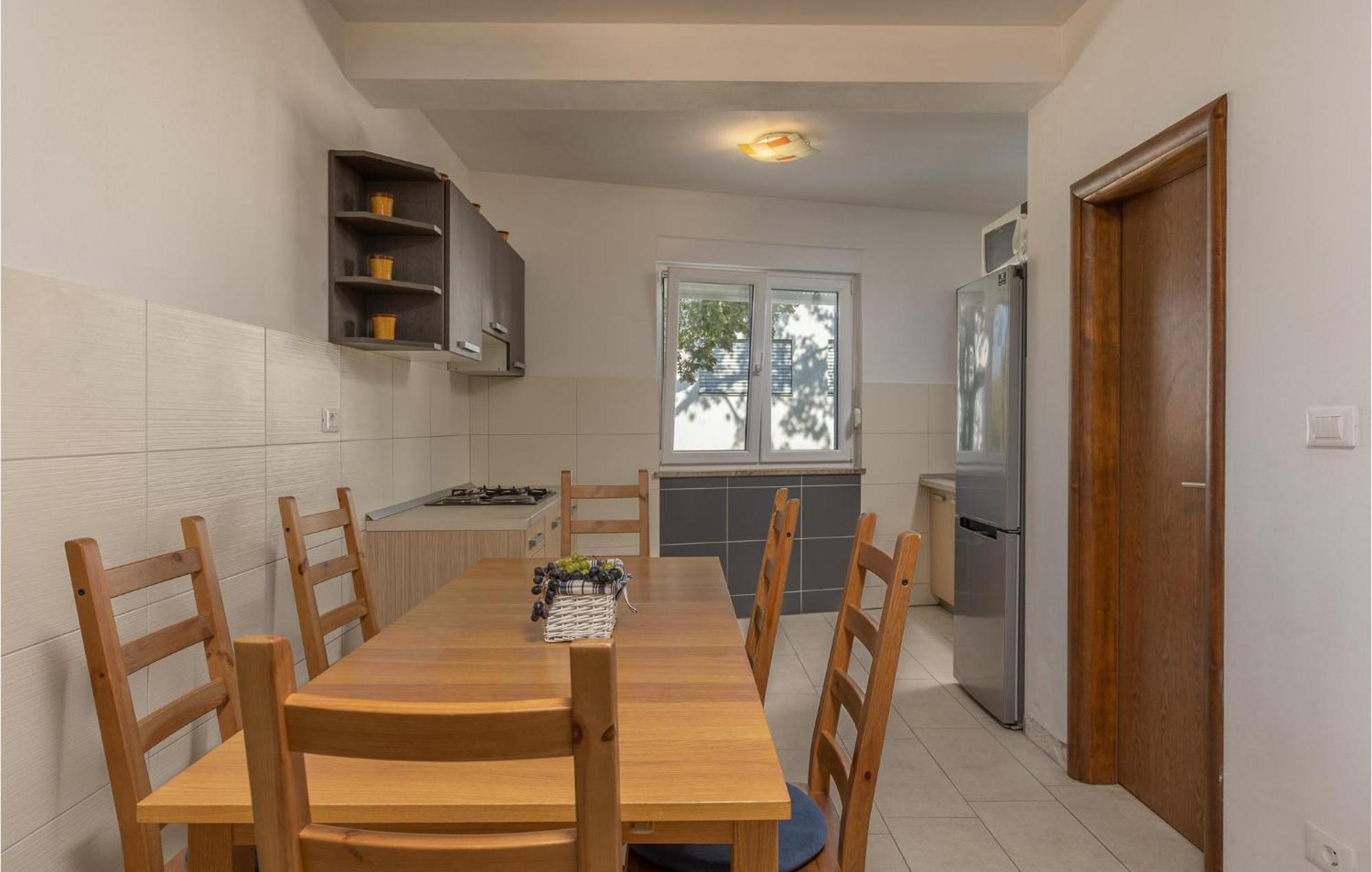Amazing Apartment In Njivice With Kitchen Ngoại thất bức ảnh