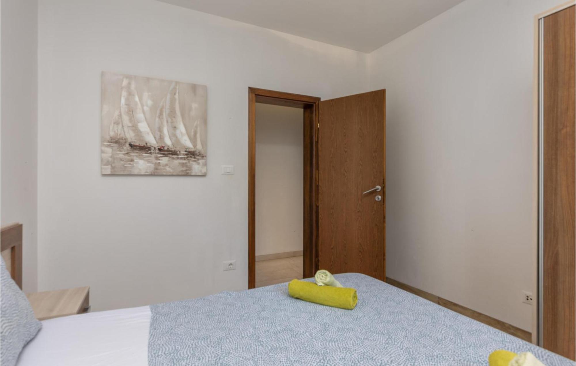 Amazing Apartment In Njivice With Kitchen Ngoại thất bức ảnh