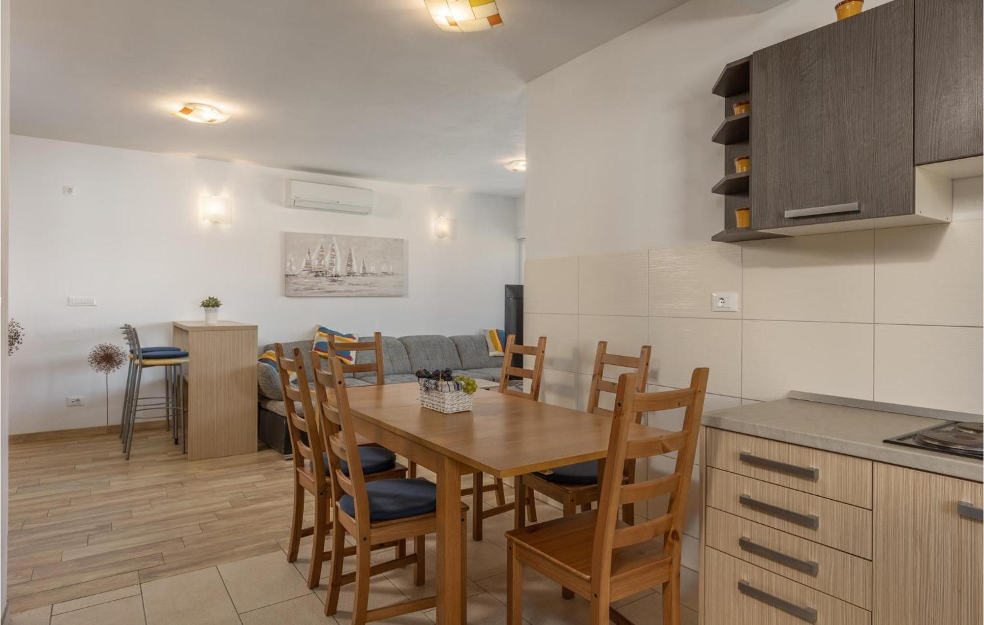 Amazing Apartment In Njivice With Kitchen Ngoại thất bức ảnh